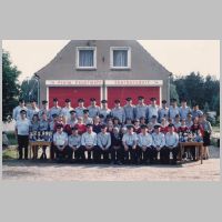 1997 Feuerwehr_vor_Gerätehaus_mit_Paul_Stiller.jpg